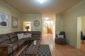 TV, offices - Tranquil Taylor - Two-Storey CBD Family Home, BBQ (Dubbo)