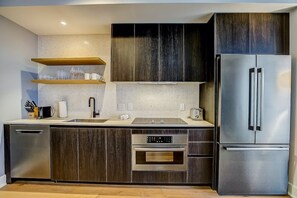 ثلاجة، ميكروويف، موقد طهي مسطح، غسالة أطباق