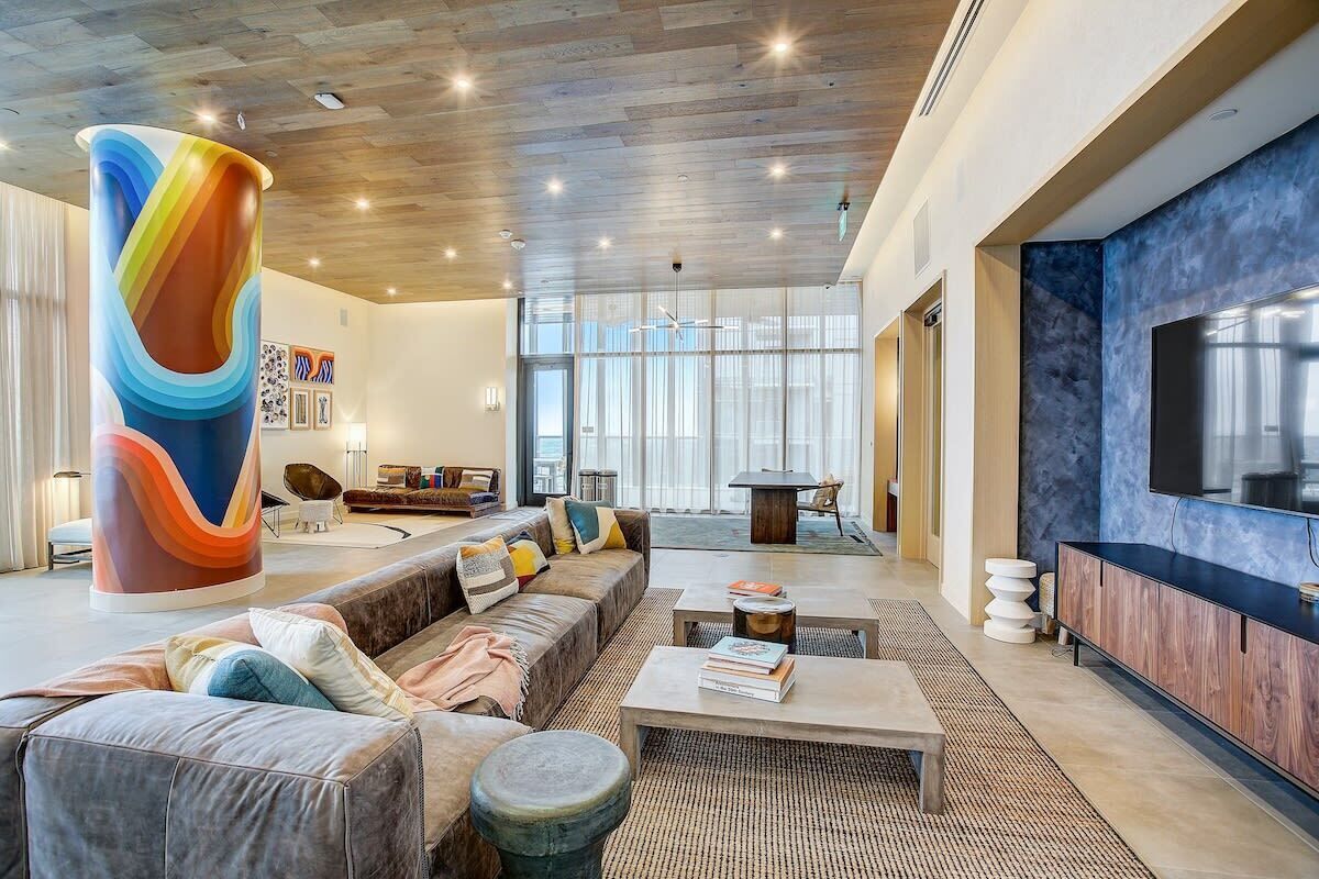 Televisión y oficina 