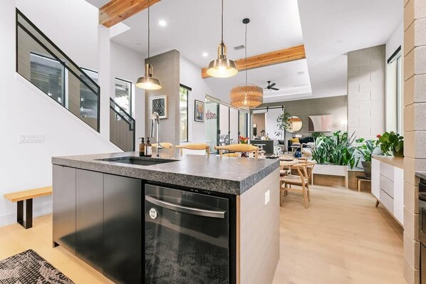 Refrigerador, microondas, horno y parrilla de estufa 