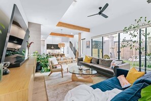 Televisión y oficina 