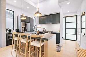 Réfrigérateur, four à micro-ondes, un four, surface de cuisson