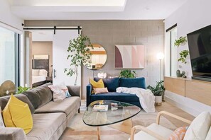 Televisión y oficina 