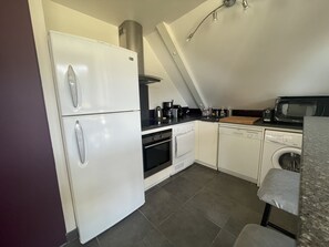 Geladeira, micro-ondas, fogão, cooktop