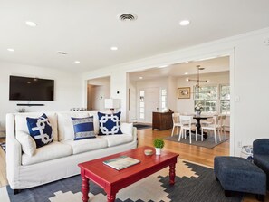 Smart TV, books - Minutes from Downtown Easton and St. Michaels | Pool | Private Dock (Easton)