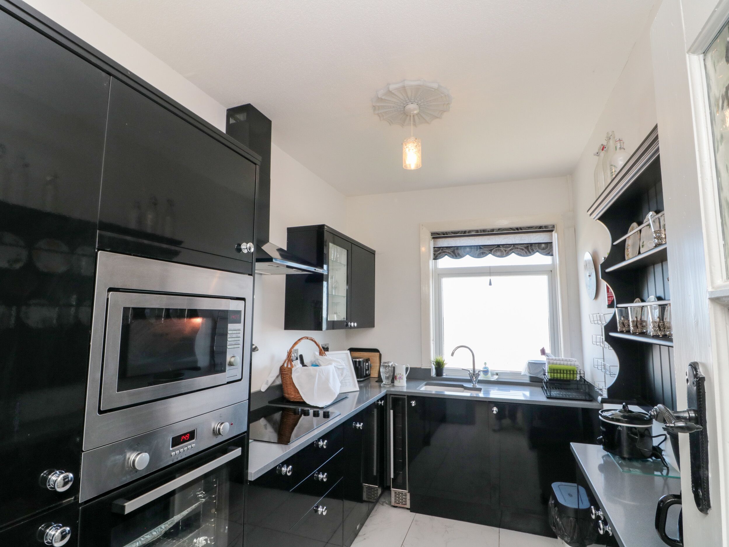 ตู้เย็น, เครื่องล้างจาน, กาต้มน้ำไฟฟ้า, เตาปิ้งขนมปัง