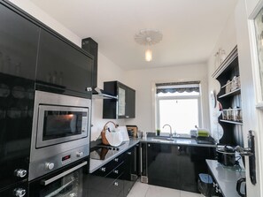 Geladeira, lava-louças, chaleira elétrica, torradeira