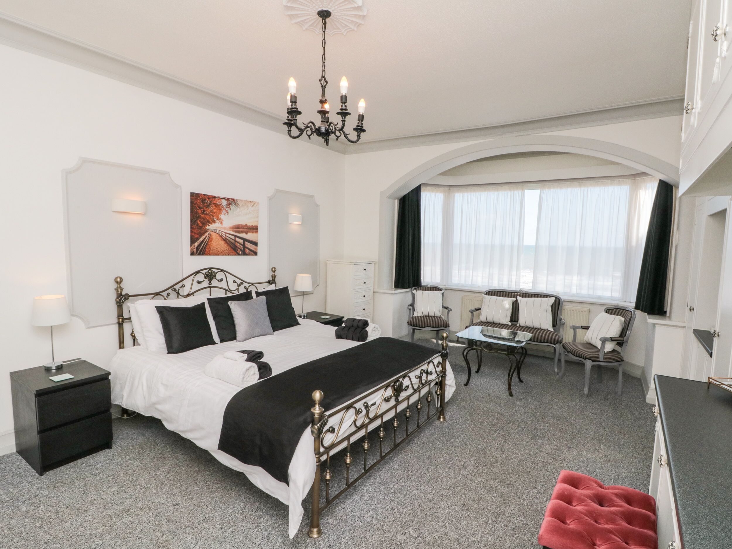 2 quartos, individualmente decorados, individualmente mobiliados