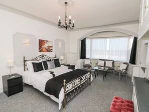 2 quartos, individualmente decorados, individualmente mobiliados