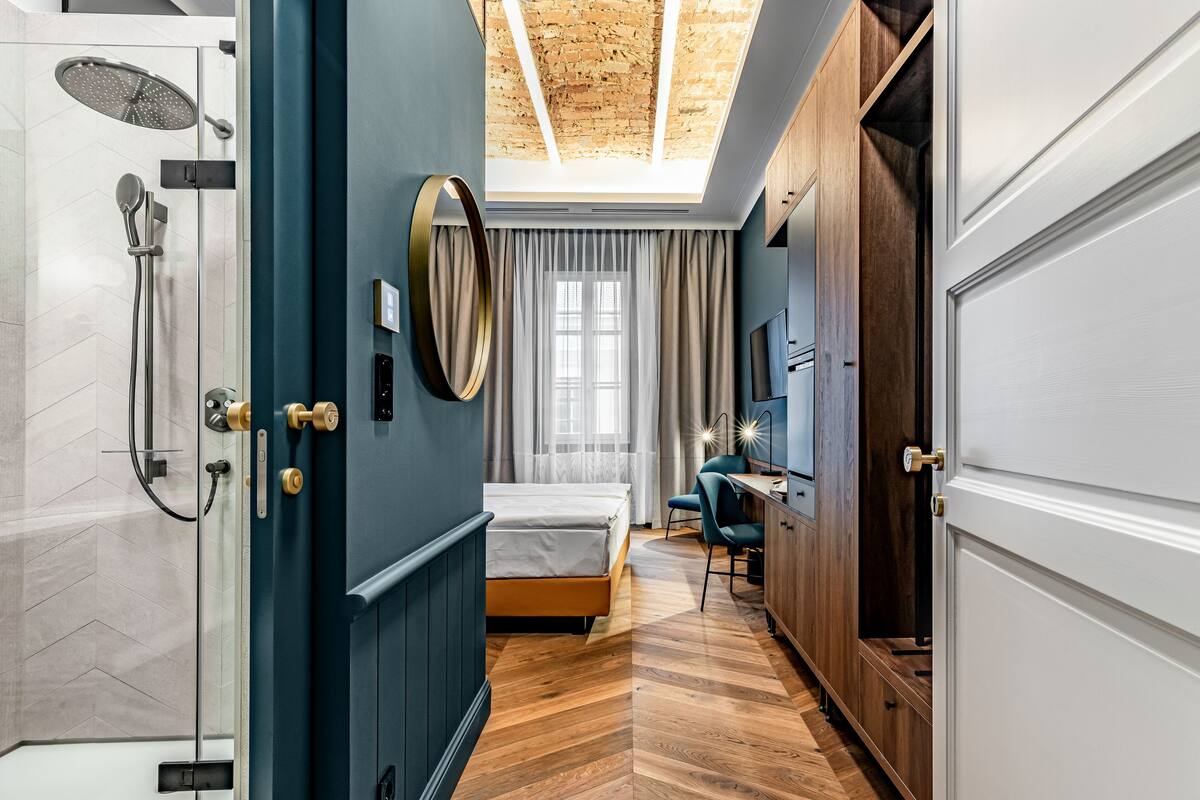 Deluxe Room | 1 bedroom, in-room safe, desk, laptop workspace
