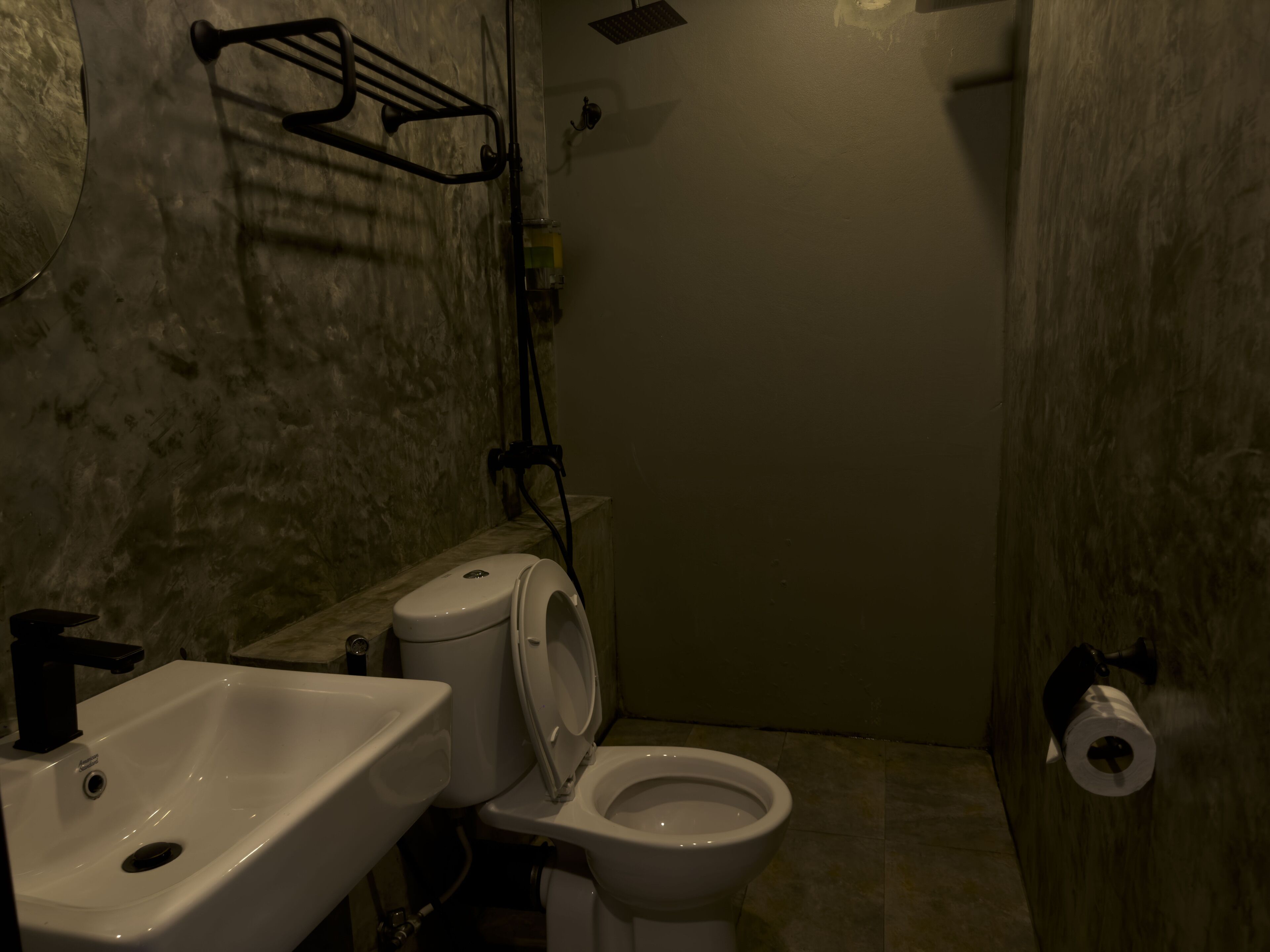 Ein Badezimmer mit Waschbecken, Toilette und Dusche.