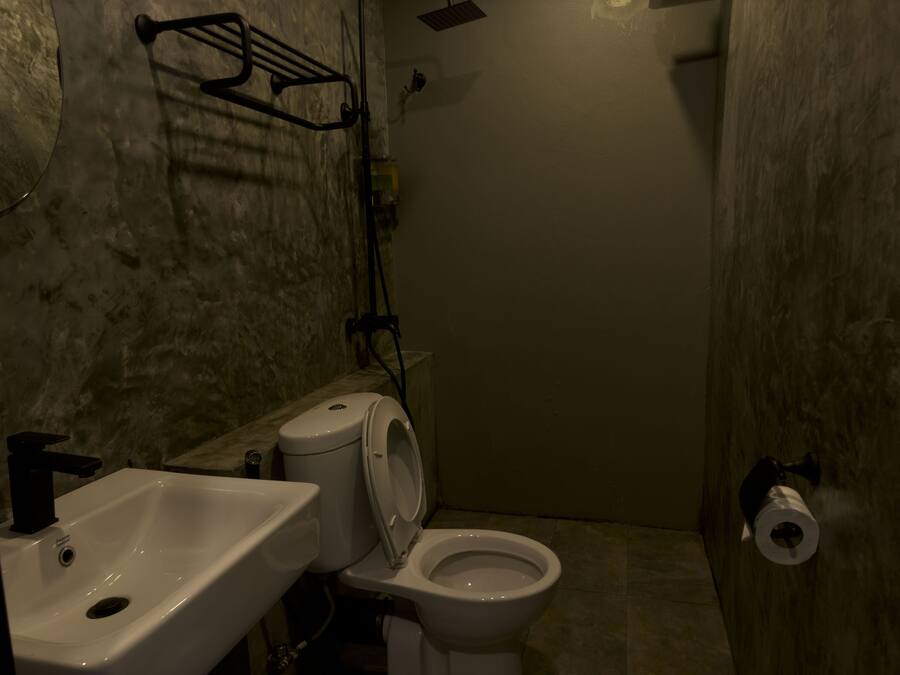 Ein Badezimmer mit Waschbecken, Toilette und Dusche.