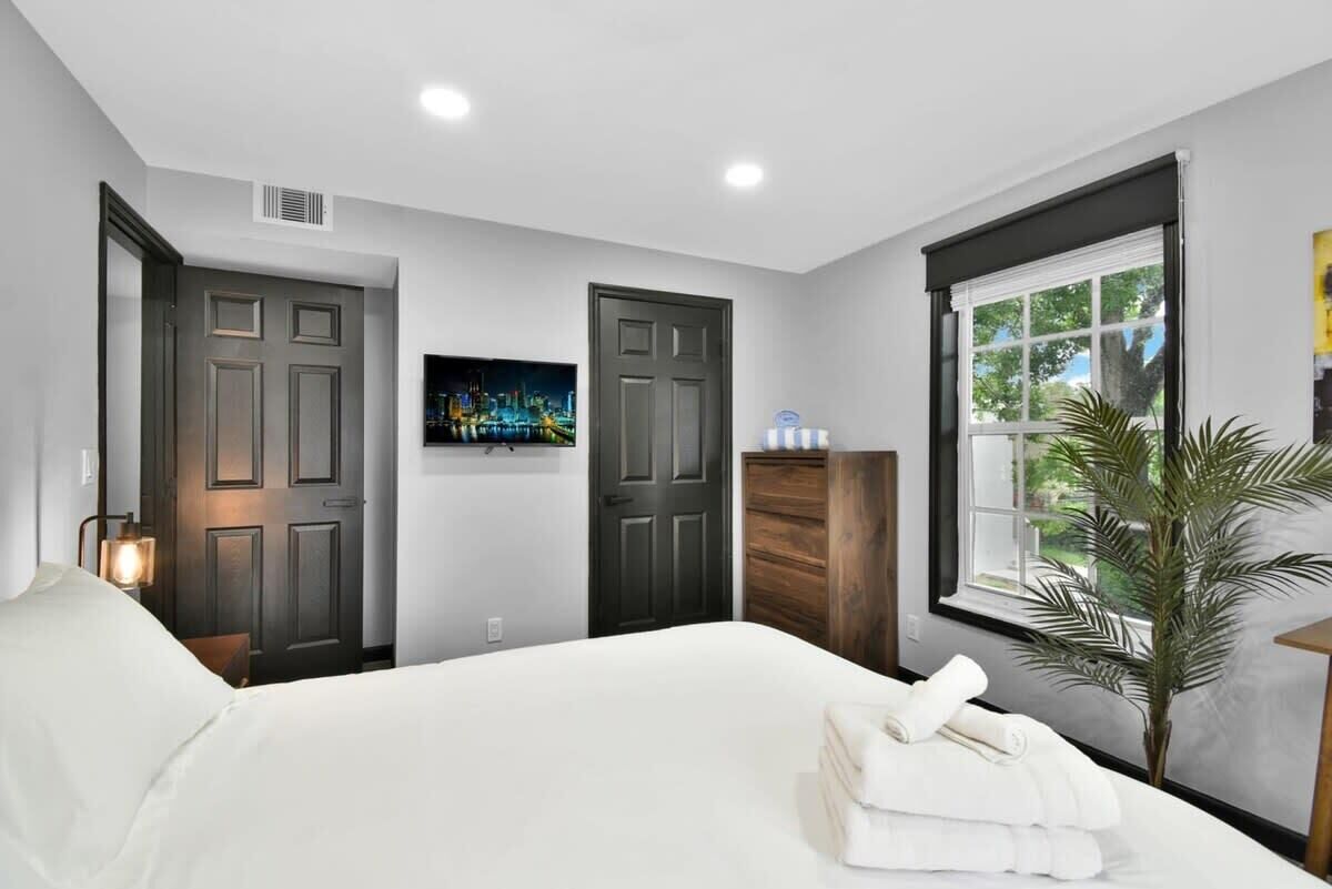 2 عدّة غرف نوم ومكتب ومكواة/لوح كي وواي فاي