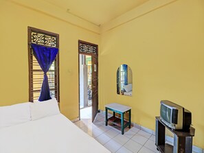 标准双人房 | 办公桌、免费 WiFi、床单