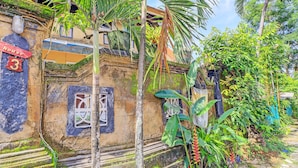 A traditional building with a sign indicating 'house 3'. - OYO 91235 Pondok Damu (Mengwi)
