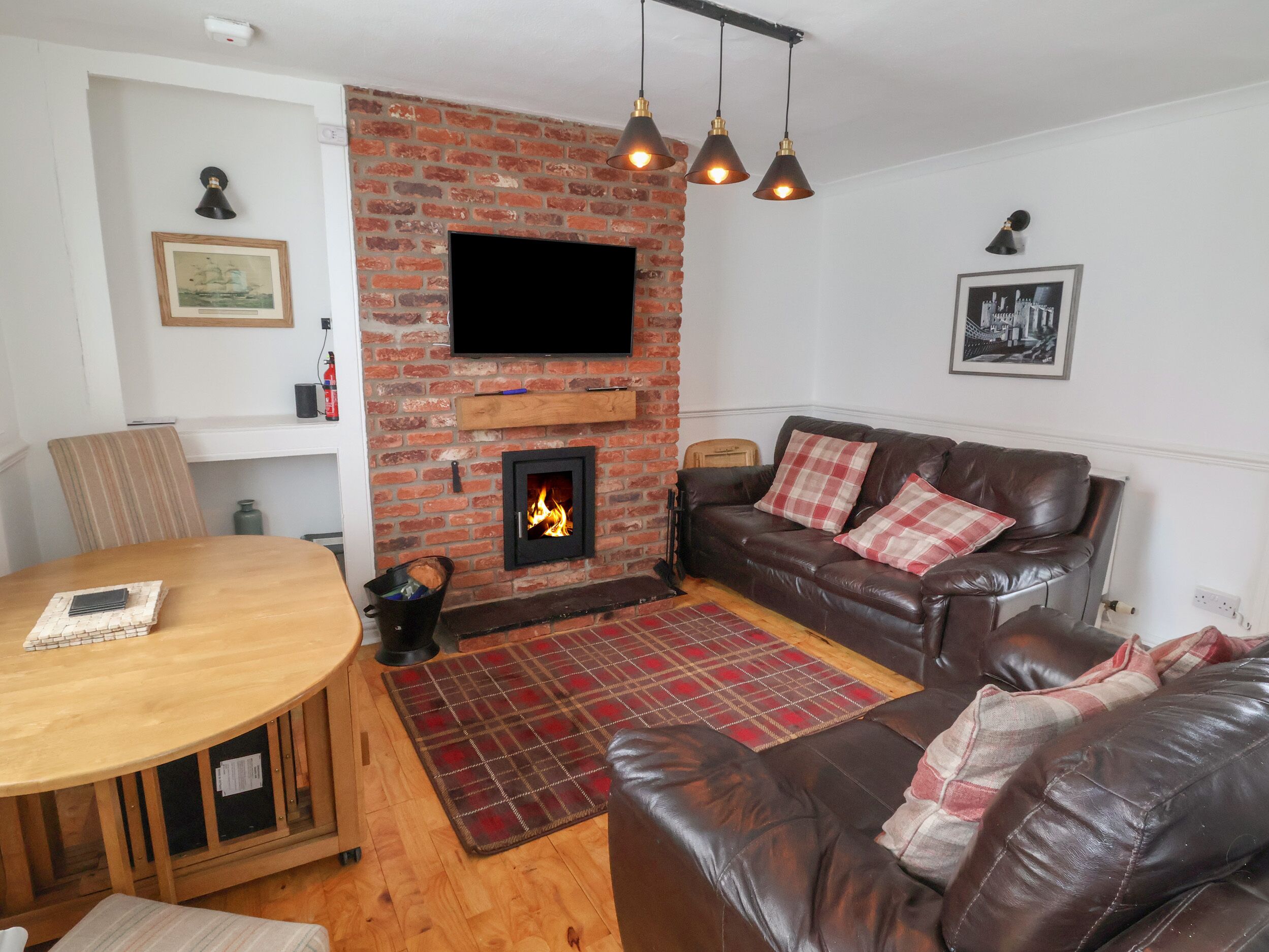 TY PEN Y BRYN, pet friendly, with open fire in Conwy