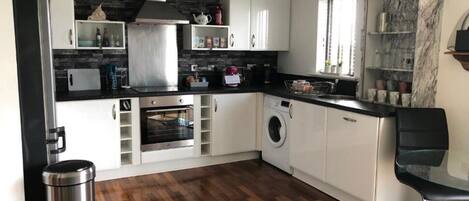 Mikroaaltouuni, uuni, astianpesukone