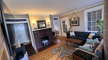 TV connectée, lecteur de DVD, livres, espaces bureaux