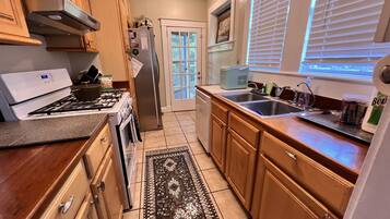 冰箱、微波炉、烤箱、炉灶