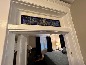 2 habitaciones, escritorio, tabla de planchar con plancha y wifi gratis 