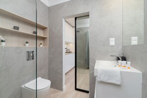 Estudio, balcón | Baño | Ducha, secador de pelo y toallas