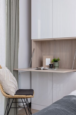 Estudio, balcón | Tabla de planchar con plancha y ropa de cama