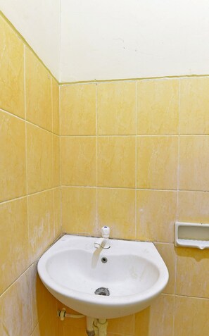 Deluxe Double Room | Bathroom | Shower, rainfall showerhead, towels, toilet paper