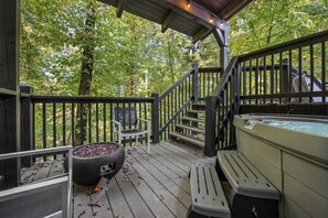 Terrace/patio - Cozy, Style, Hot Tub, Games, Perfect Location! (Sevierville)