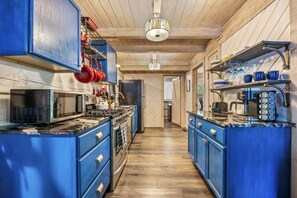 Fridge, microwave, oven, stovetop - Cozy, Style, Hot Tub, Games, Perfect Location! (Sevierville)