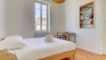 4 slaapkamers, een strijkplank/strijkijzer, gratis wifi, beddengoed