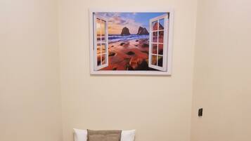 2 bedrooms, desk, iron/ironing board, free WiFi