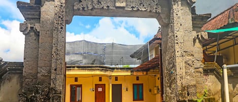 Vista frontal de la propiedad