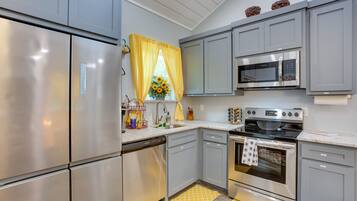 Fridge, microwave, stovetop, dishwasher