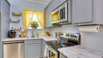 Réfrigérateur, micro-ondes, plaque de cuisson, lave-vaisselle