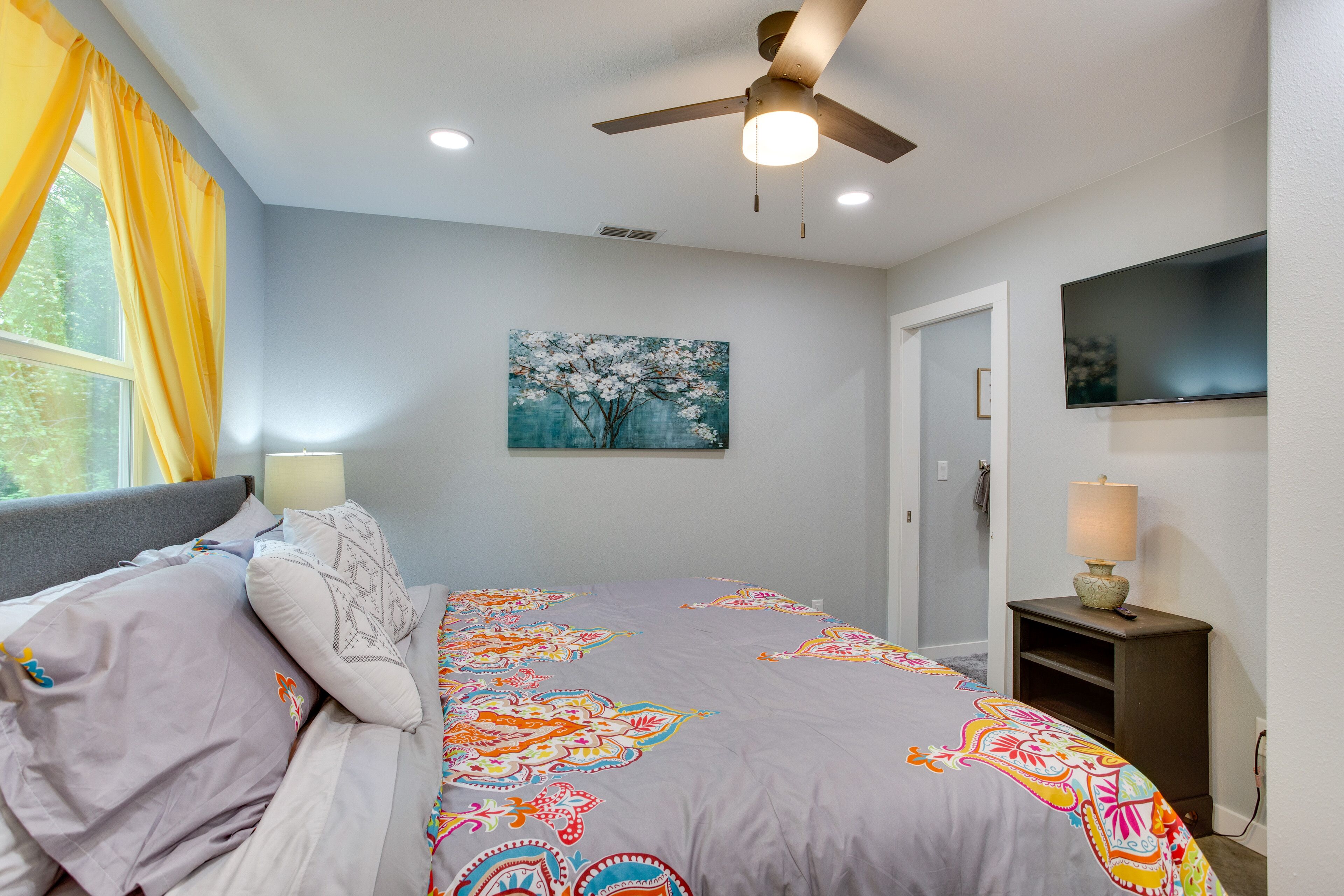 2 bedrooms, desk, travel crib, internet