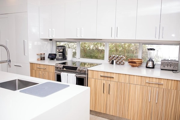 Frigorífic, microones, forn i placa de cuina