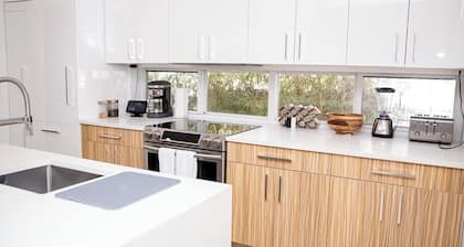 5 star Beachside Home Next to Everything! Patio/Wifi/TVs