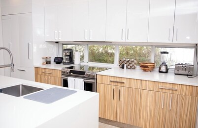 5 star Beachside Home Next to Everything! Patio/Wifi/TVs