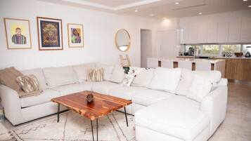 Una Smart TV, una chimenea, libros