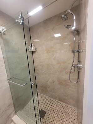 Shower, hair dryer, towels, soap - 5 star Beachside Home Next to Everything! Patio/Wifi/TVs (Lauderdale-by-the-Sea)