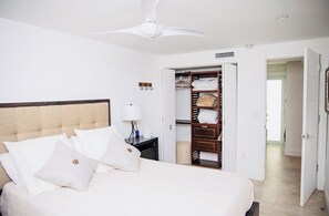 2 chambres, coffres-forts dans les chambres, bureau