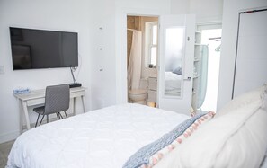 2 bedrooms, in-room safe, desk, iron/ironing board