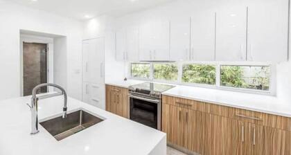 5 star Beachside Home Next to Everything! Patio/Wifi/TVs