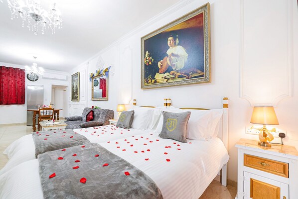 1 habitación y tabla de planchar con plancha 