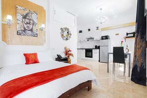 1 soverom og strykejern/-brett