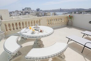 Outdoor dining - Deluxe Apartment in Nobilis Guesthouse Apt 4 (Sliema)