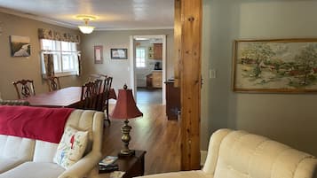 Smart TV, chimenea, libros y impresora