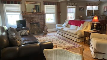 Smart-TV, Kamin, Bücher, Drucker