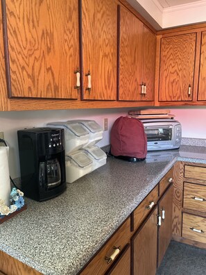Fridge, microwave, oven, stovetop - The Brick House At Currahee (Toccoa)