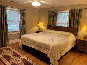 3 bedrooms, desk, iron/ironing board, travel crib - The Brick House At Currahee (Toccoa)